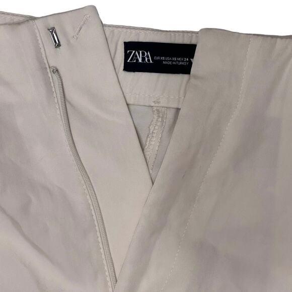 ZARA High Waisted Pleated Ivory Shorts - Picture 3 of 4